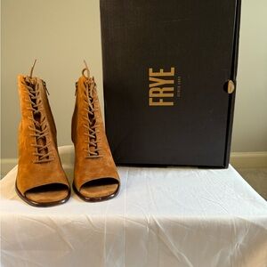 Frye Tan Lace Up Boots Stylish and Versatile